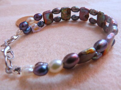 Double-stranded bracelet with alternating oval and rectangular multi-colored pearl beads - image2